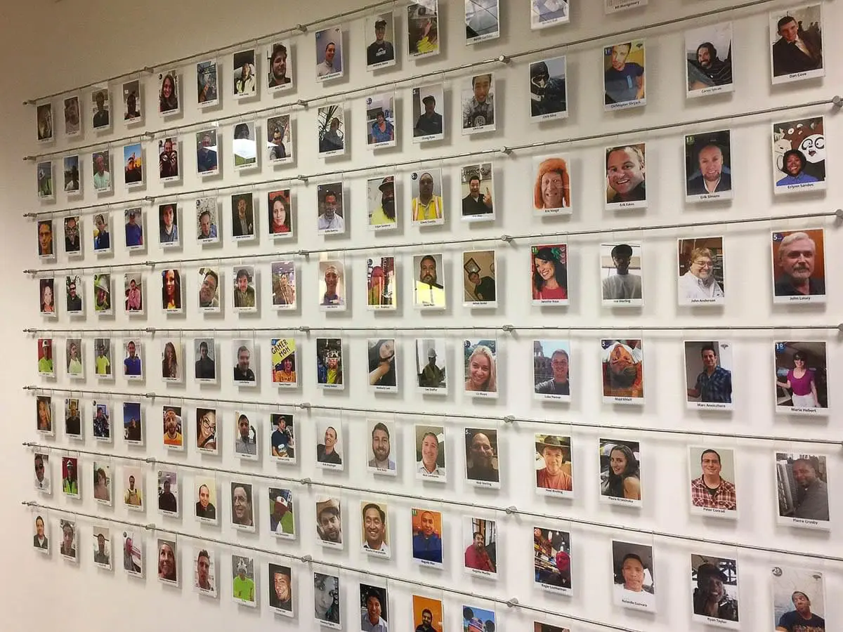 D3105 — Acrylic Photo Display Frames Wall Mounted on Horizontal Rods