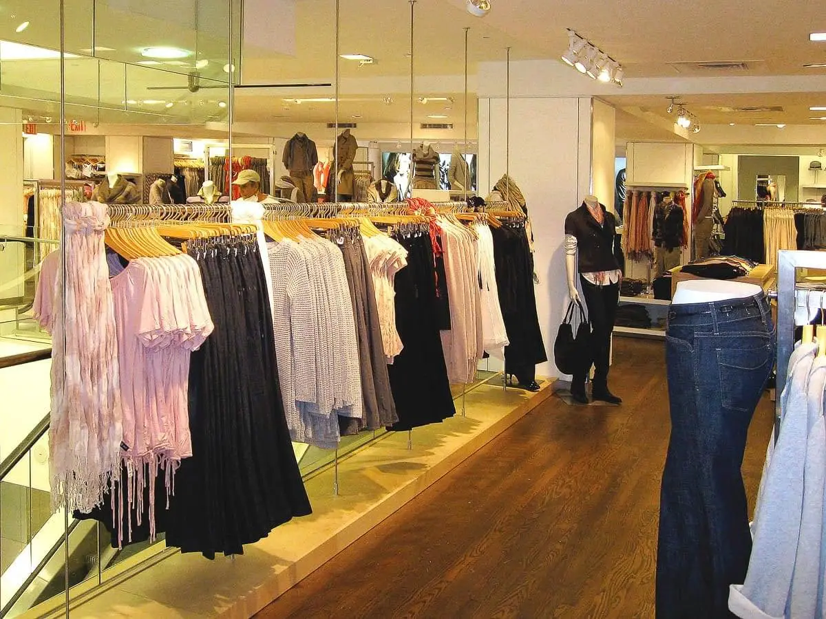 D2000 — Custom Merchandising Display / Rod Suspended Clothing Rails