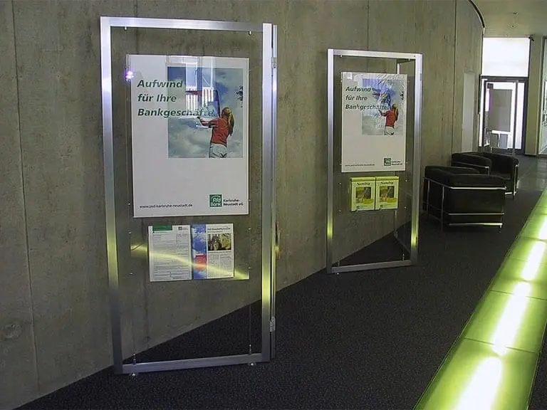 M1503 — Informational Display / Modular Flexi-Frame Display Stands with Suspended Cables