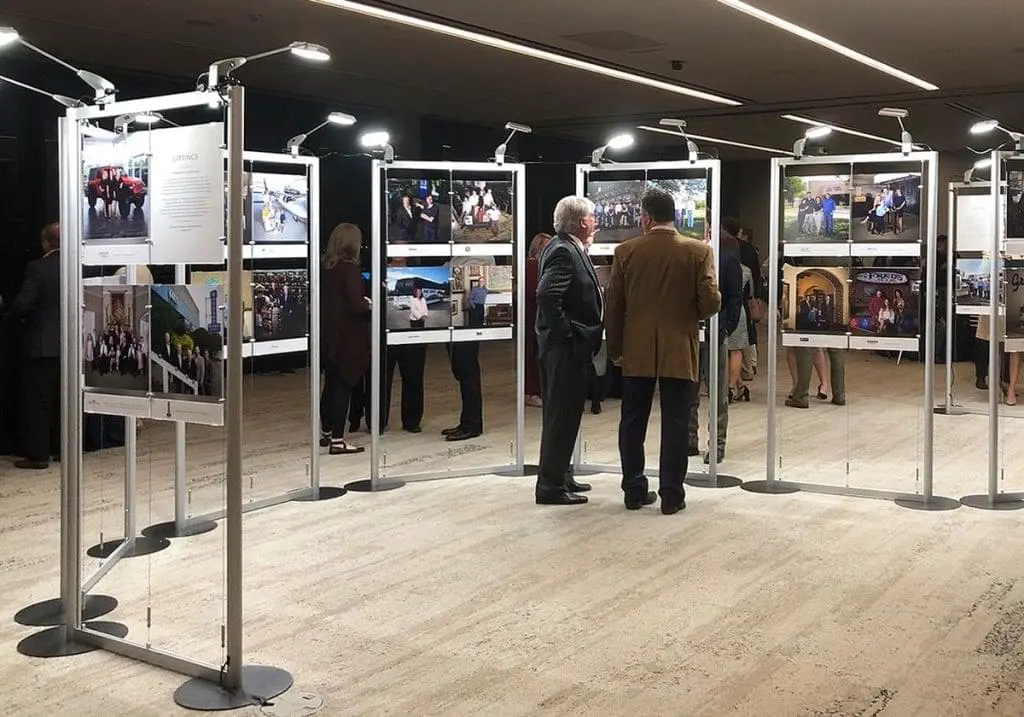 M1515 — Modular Free-Style Display Stands in an Expo Environment