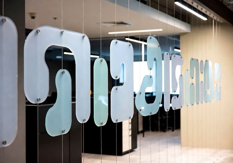 DC1815 — Office Partition Design Concept | Decorative Acrylic Paneling with Cable Hanging System