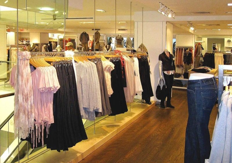 D2000 — Custom Merchandising Display / Rod Suspended Clothing Rails