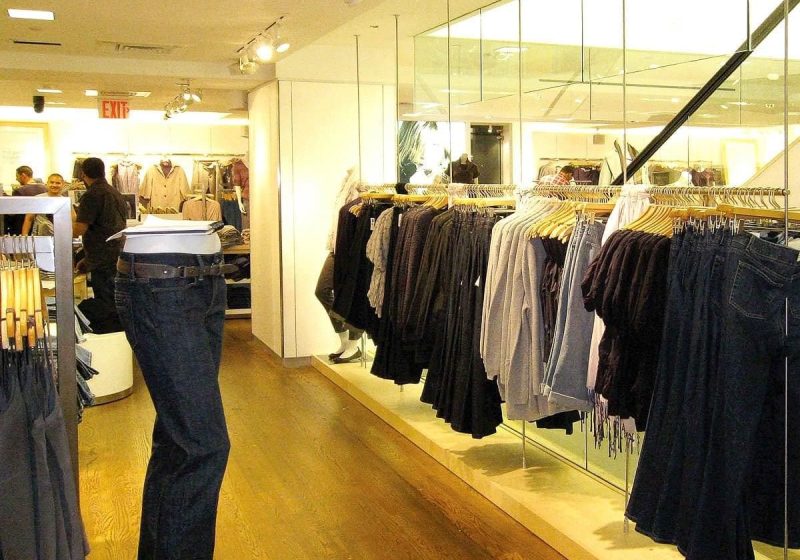 D2002 — Custom Merchandising Display / Rod Suspended Clothing Rails