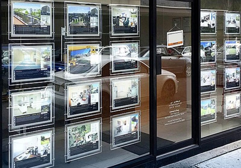 L1011 — Cable Suspended LED Window Displays for Posters
